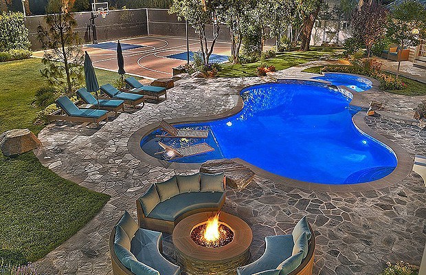 A casa de Selena Gomez conta com uma piscina espetacular (Foto: Reprodução/CasaSugar)