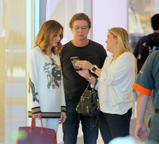 Ana Furtado e Boninho, passeiam com família no Shopping  (Foto: AgNews)