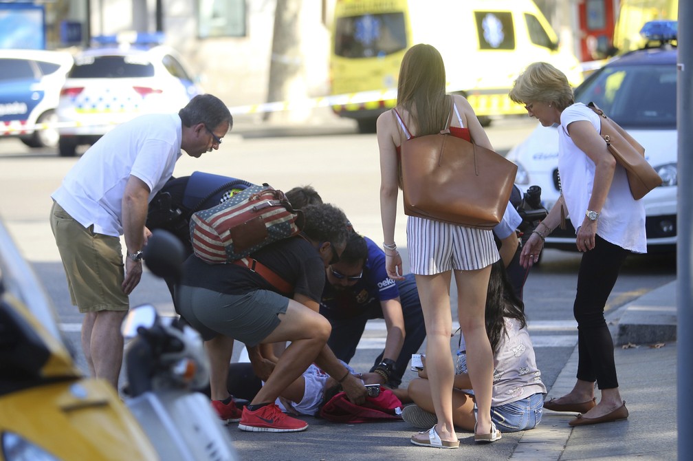 Equipe socorre pessoa atropelada durante ataque terrorista em Barcelona, na Espanha  (Foto: Oriol Duran/AP Photo)