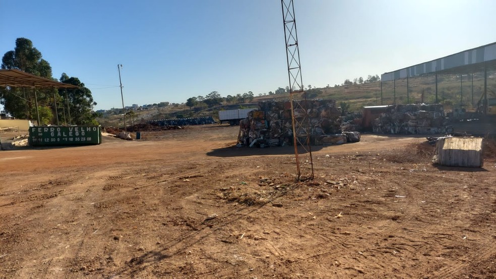 Ferro velho, em Santa Maria (DF), comercializava produtos furtados, que eram encaminhados para outros estados, como sucata, em caminhões não rastreados — Foto: PCDF/Divulgação