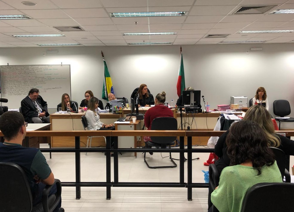 Professora e amiga das vítimas chorou ao lembrar o fato — Foto: Léo Saballa Júnior/RBS TV