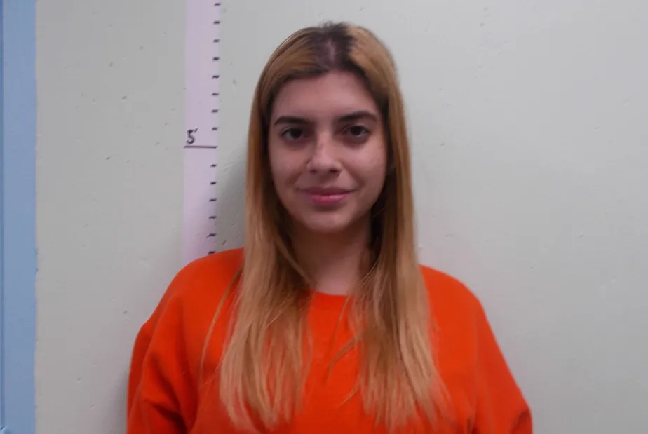 Letícia Maia Alvarenga: jovem sorriu ao ser presa pela polícia de imigração dos EUA, em Maine