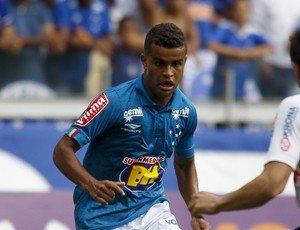 Alisson aplica caneta, bate Lucas e tem o drible mais bonito da 37ª rodada