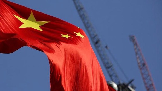 Bandeira da China tremula em área que passa por construção ; PIB da China ; desenvolvimento chinês ; economia chinesa ; economia da China ;  (Foto: Kim Kyung-Hoon/Reuters)
