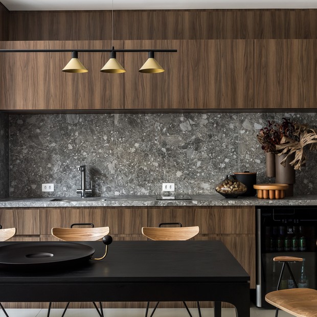 Décor do dia: cozinha integrada com marcenaria escura e toques de dourado (Foto: Eduardo Macarios)