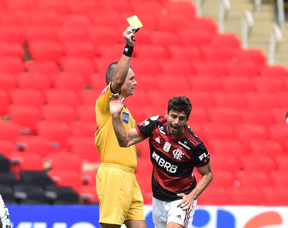 Rodrigo Caio, do Flamengo, em ação contra o Botafogo — Foto: André Durão