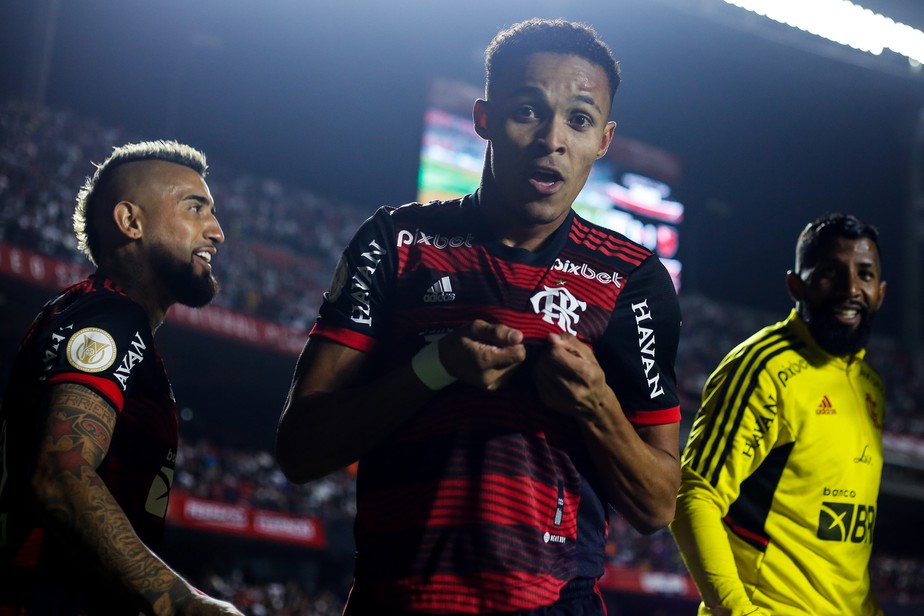 Lázaro comemora seu gol, o primeiro do Flamengo no Morumbi
