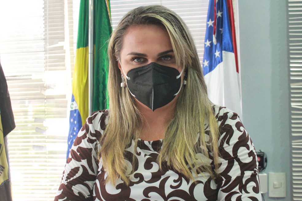 Delegada-geral Emília Ferraz mobilizou policiais civis para transportar cilindros de oxigênio durante crise. — Foto: Eliana Nascimento/G1 AM 