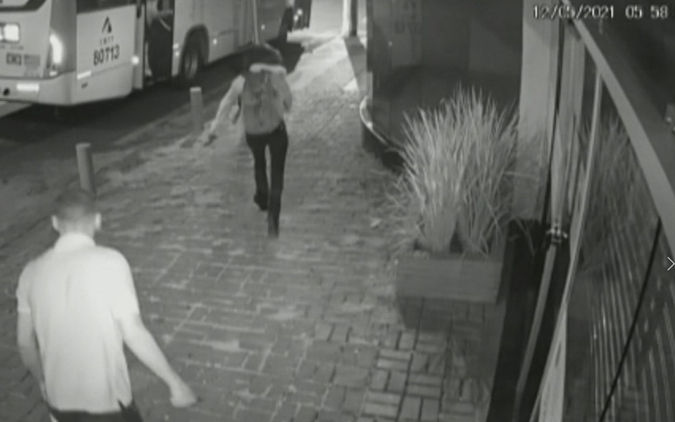 Mulher que reagiu a assalto consegue se salvar após brigar com assaltante e corre para dentro de ônibus — Foto: Reprodução/TV Anhanguera