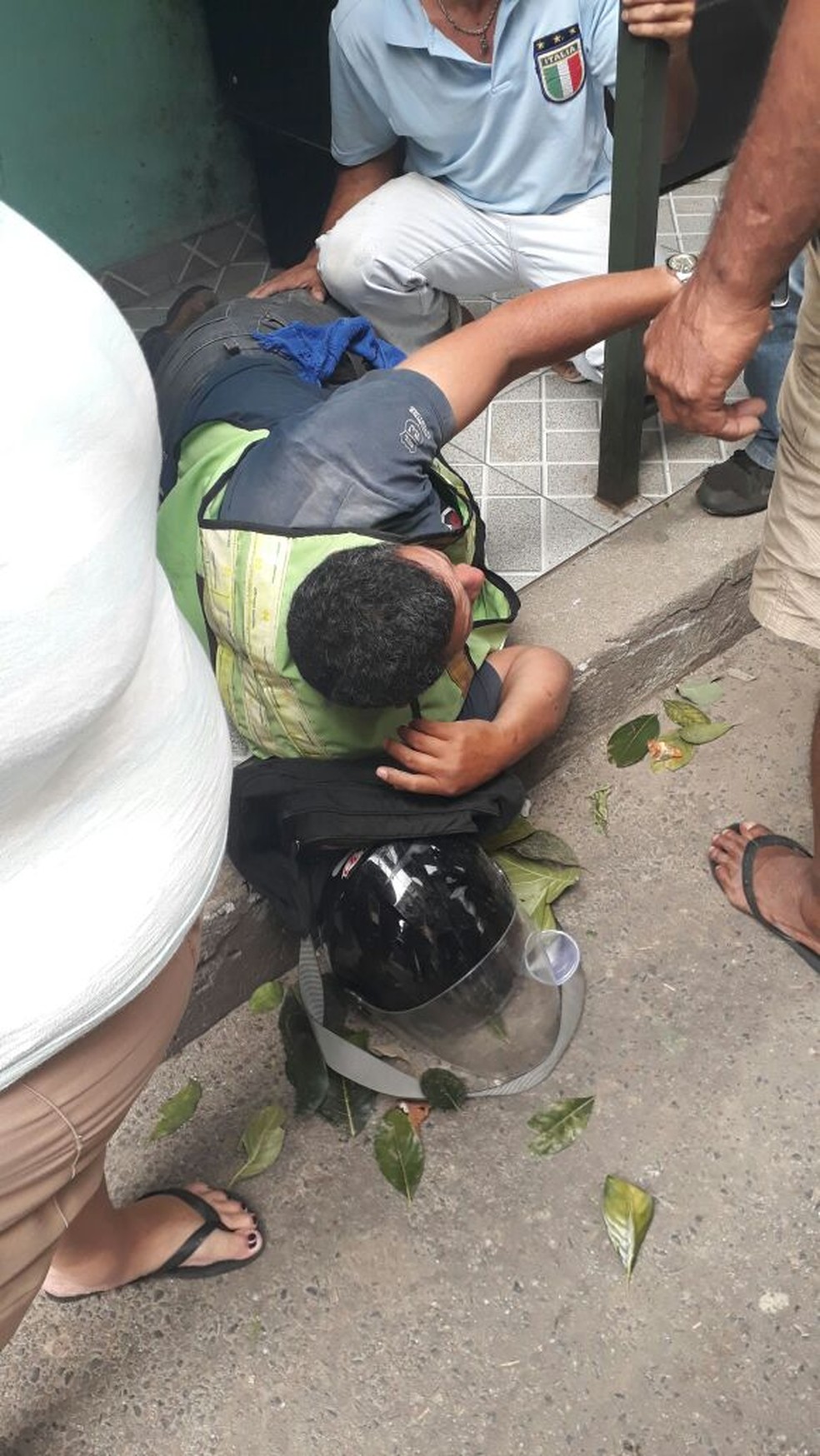 Mototaxista ferido na Rocinha (Foto: Reprodução)