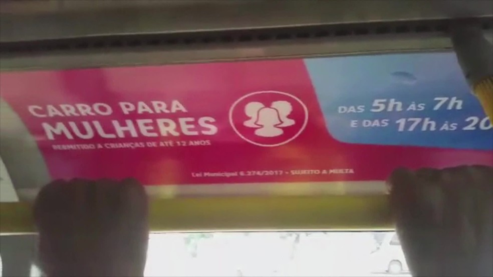 Adesivos nas paredes e nas portas dos ônibus sinalizam o espaço exclusivo  — Foto: Reprodução/TV Globo