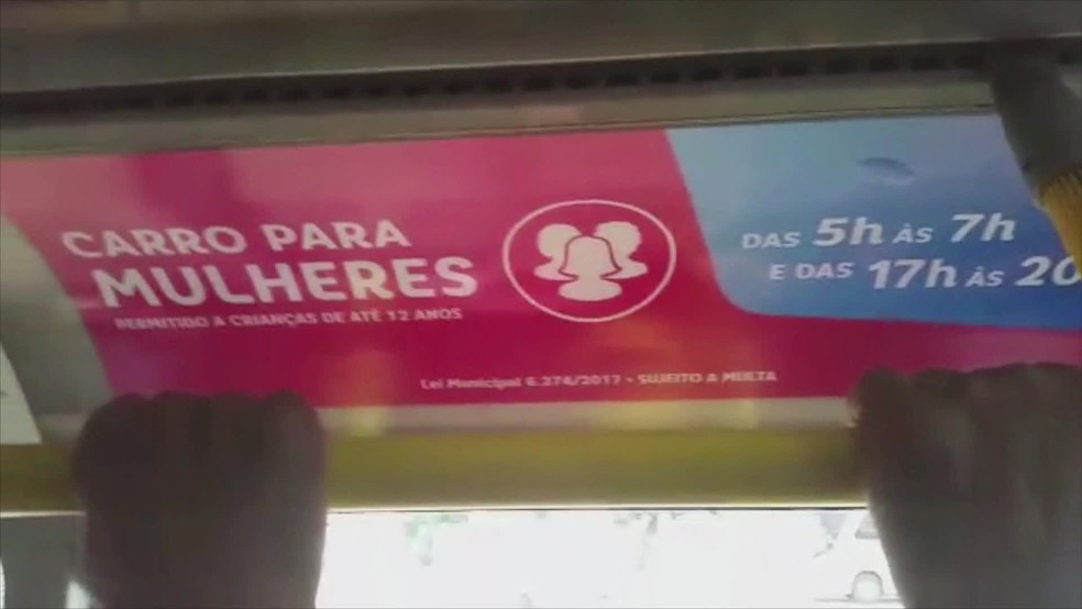 Adesivos nas paredes e nas portas dos ônibus sinalizam o espaço exclusivo  — Foto: Reprodução/TV Globo