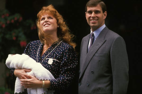 O Príncipe Andrew com a então esposa, a apresentadora de TV e produtora de cinema Sarah Ferguson, com uma das filhas dos dois no colo, em foto de 1988 (Foto: Getty Images)
