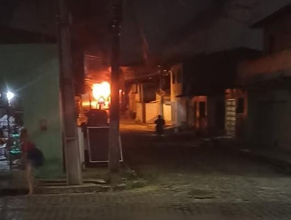 Van foi incendiada na noite desta terça-feira (21) em Felipe Camarão, em Natal — Foto: Divulgação