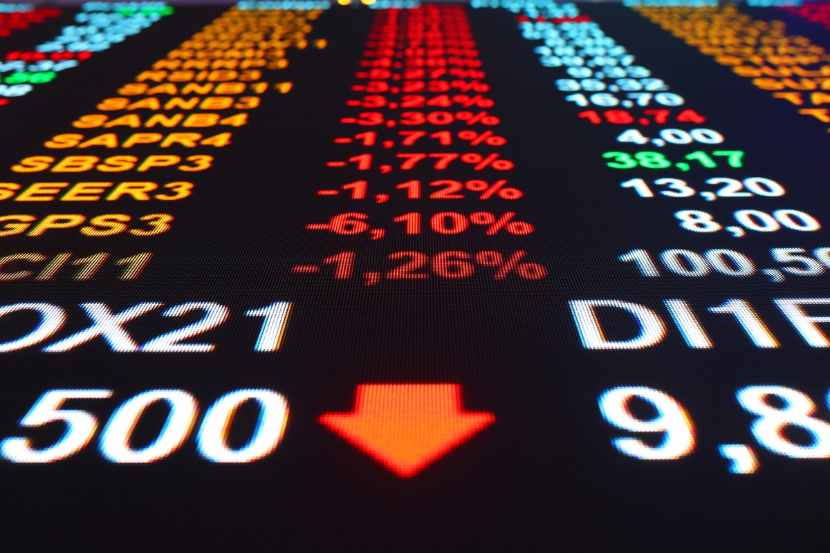 Ibovespa fecha em queda e renova menor patamar desde julho