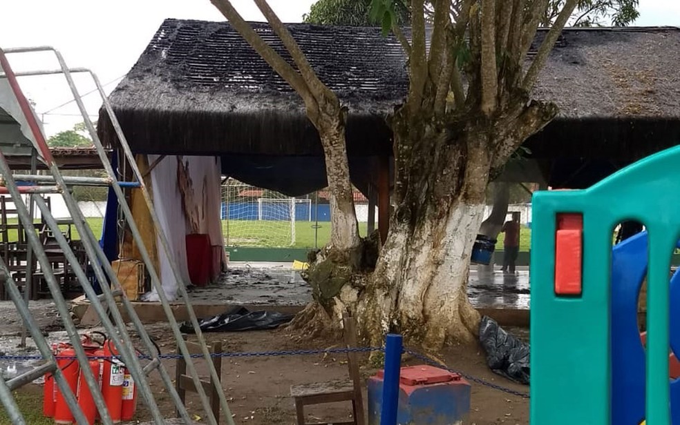 Cabana da AABB ficou destruída na manhã desta quarta-feira (18), após pegar fogo em Itabuna, no sul da Bahia — Foto: Redes Sociais