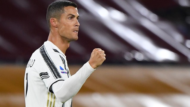 Cristiano Ronaldo comemora um dos gols marcados pela Juventus contra a Roma