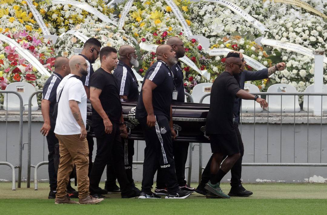 Caixão de Pelé é carregado até local do velório na Vila Belmiro