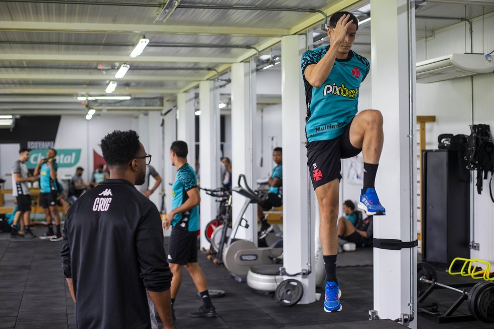 Matheus Barbosa em ação no treino do Vasco — Foto: Daniel Ramalho / CRVG