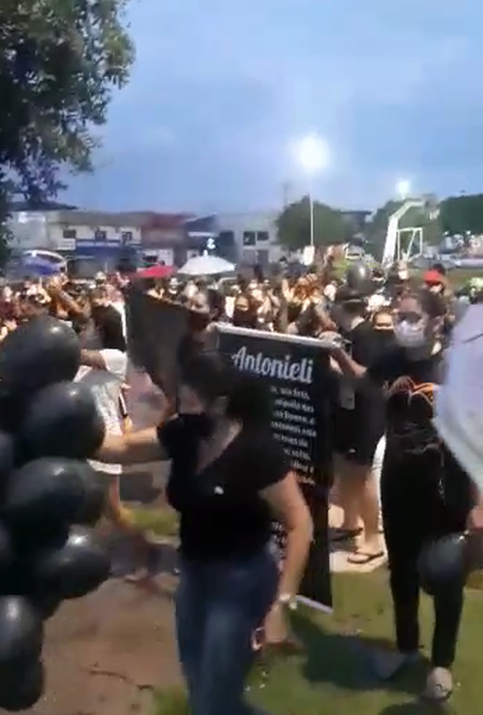 Manifestantes pedem justiça no caso Antonieli, em Pimenta Bueno (RO) — Foto: Reprodução/Redes Sociais
