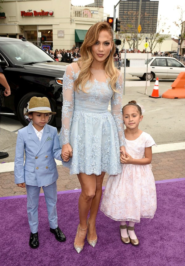 Jennifer Lopez leva os filhos Emme e Max ao tapete vermelho (Foto: Getty Images)