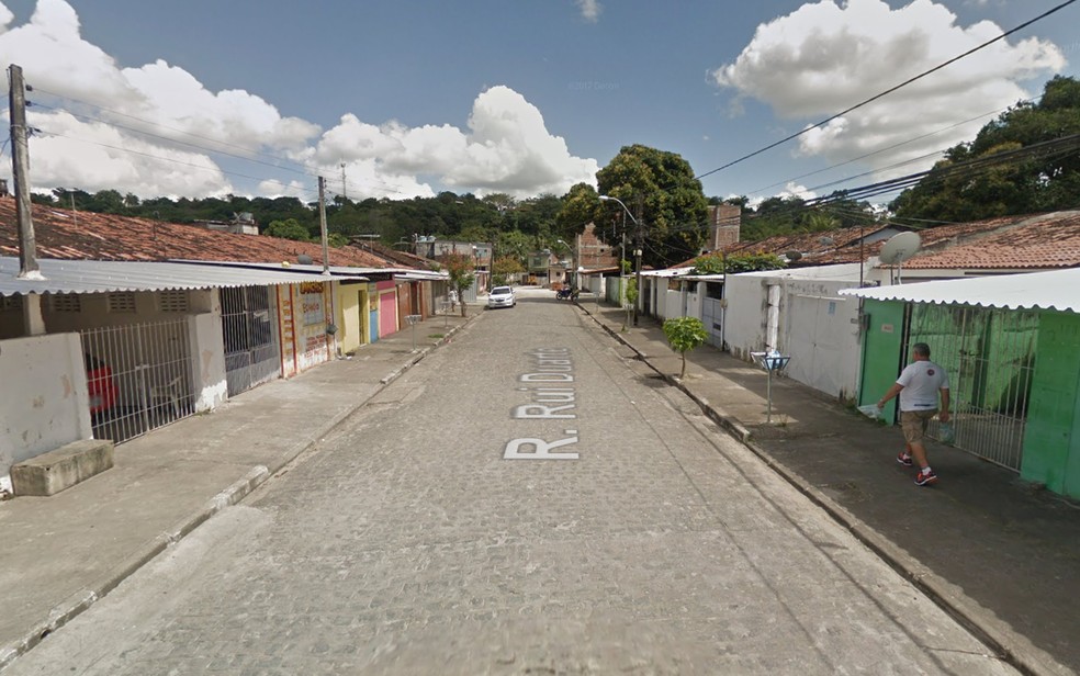 Assassinato ocorreu na Rua Rui Duarte, no bairro da VÃ¡rzea, na Zona Oeste do Recife (Foto: ReproduÃ§Ã£o/Google Street View)