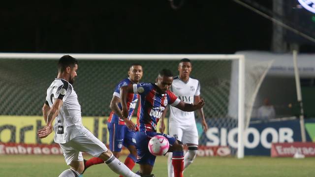 Bahia e Ceará se enfrentaram nesta segunda-feira, no estádio de Pituaçu