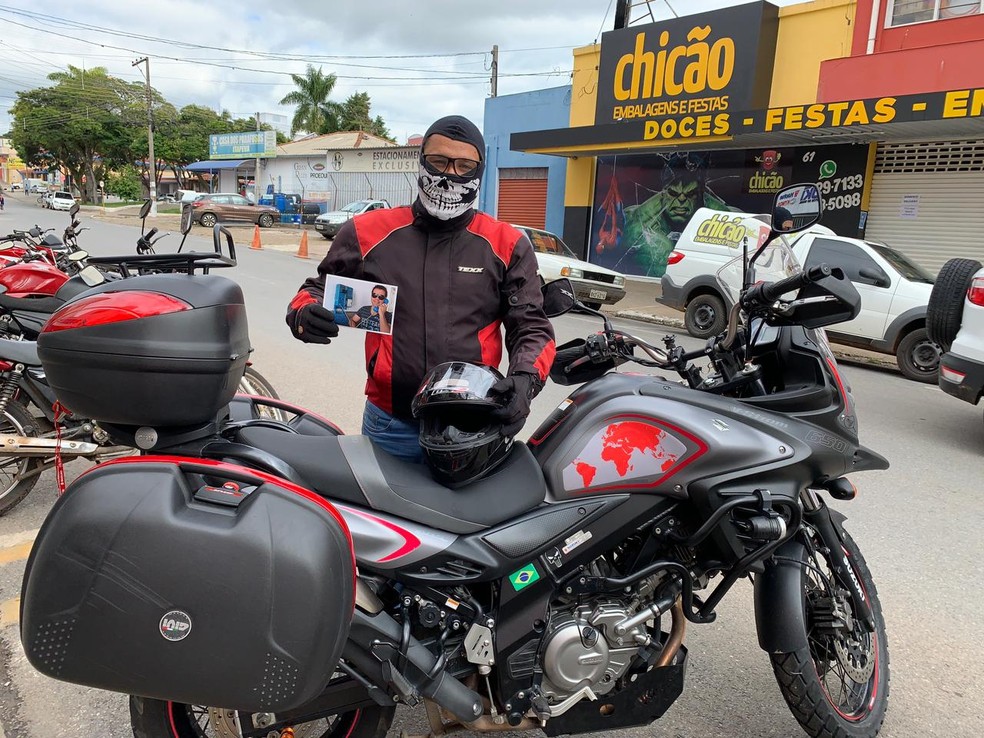 Psicólogo viaja quase 3 mil km de moto em homenagem a amigo de Ribeirão Branco — Foto: Elizabeth Verneque Cordeiro Silva/Arquivo pessoal