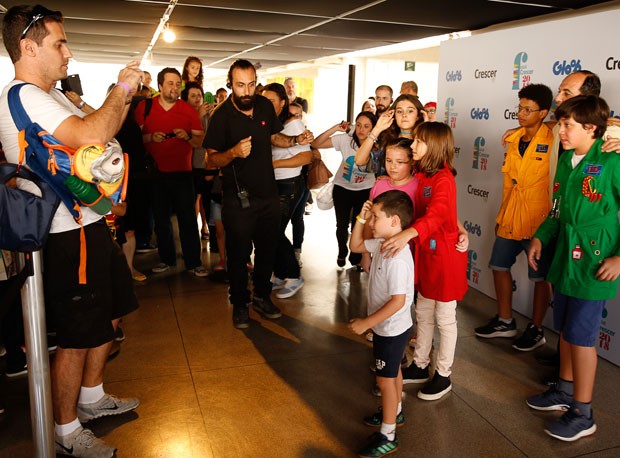 Fernando Nunes e os filhos: os primeiros da fila do meet &amp; greet com o elenco do D.P.A. no Festival Crescer 2018 (Foto: Alexandre Di Paula)