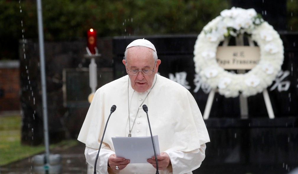 Papa Francisco discursa neste domingo (24) em memorial que representa o ponto onde caiu bomba atômica em Nagasaki, no Japão — Foto: Remo Casilli/Reuters
