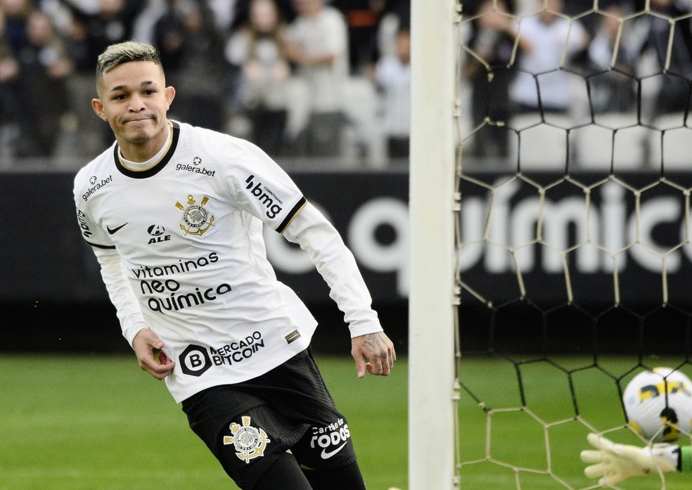 Vítor Pereira se rende às crias do Terrão e diz que Adson é diferenciado