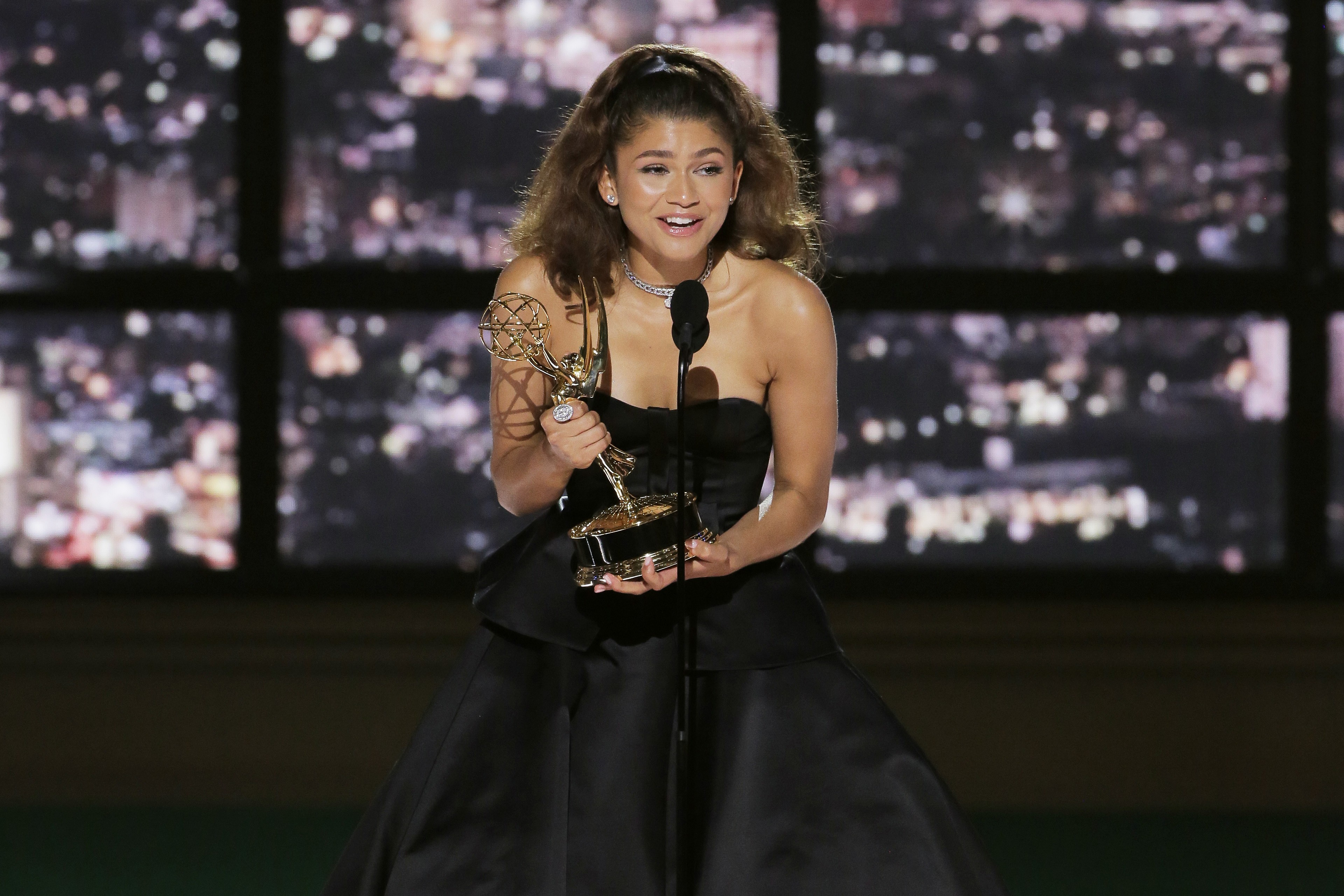 LOS ANGELES, CALIFORNIA - SEPTEMBER 12: 74th ANNUAL PRIMETIME EMMY AWARDS -- Pictured: Zendaya accepts the Outstanding Lead Actress in a Drama Series award for "Euphoria" on stage during the 74th Annual Primetime Emmy Awards held at the Microsoft Theater  (Foto: NBC via Getty Images)
