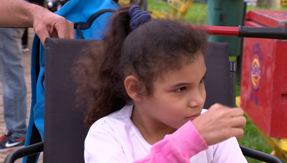 CrianÃ§a de 7 anos tem apresentado evoluÃ§Ã£o na coordenaÃ§Ã£o motora, conforme explica o pai â Foto: TV Fronteira / ReproduÃ§Ã£o