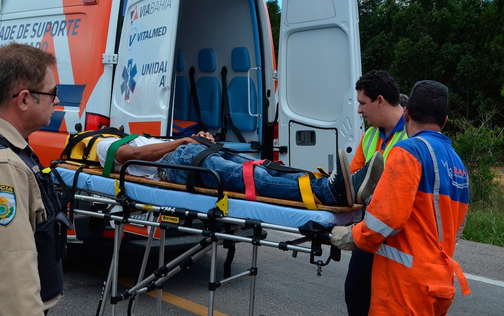 Homem teve ferimentos leves e foi levado para o Hospital Geral de Vitória da Conquista (Foto: Frarlei Nascimento/ Blitz Conquista)