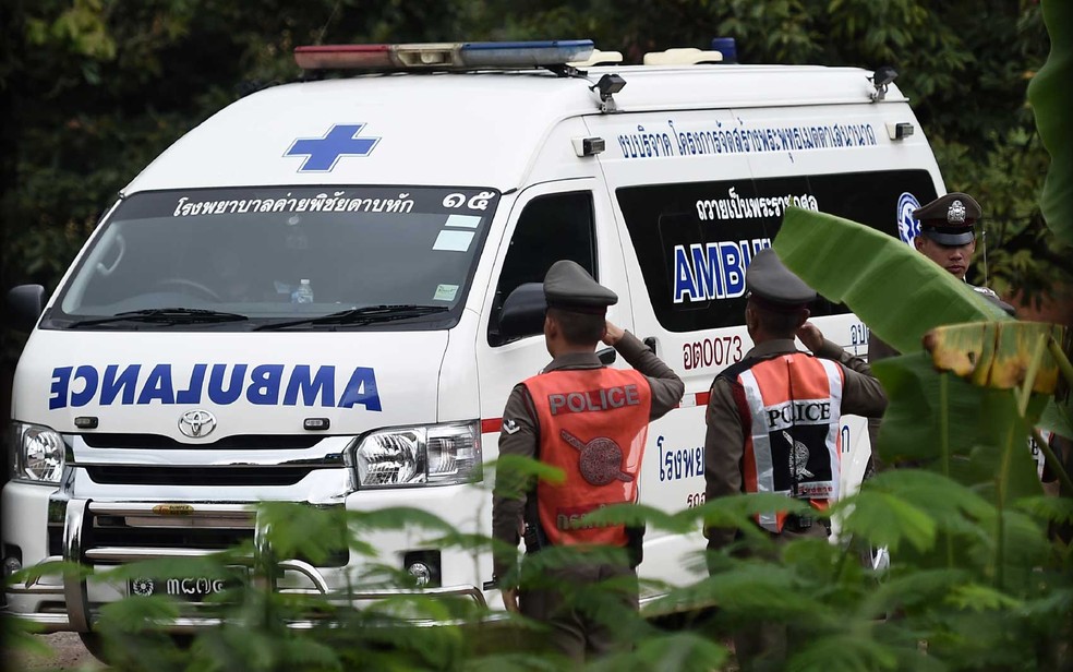 Ambulância na área da caverna de Tham Luang (Foto: Ye Aung Thu / AFP Photo)