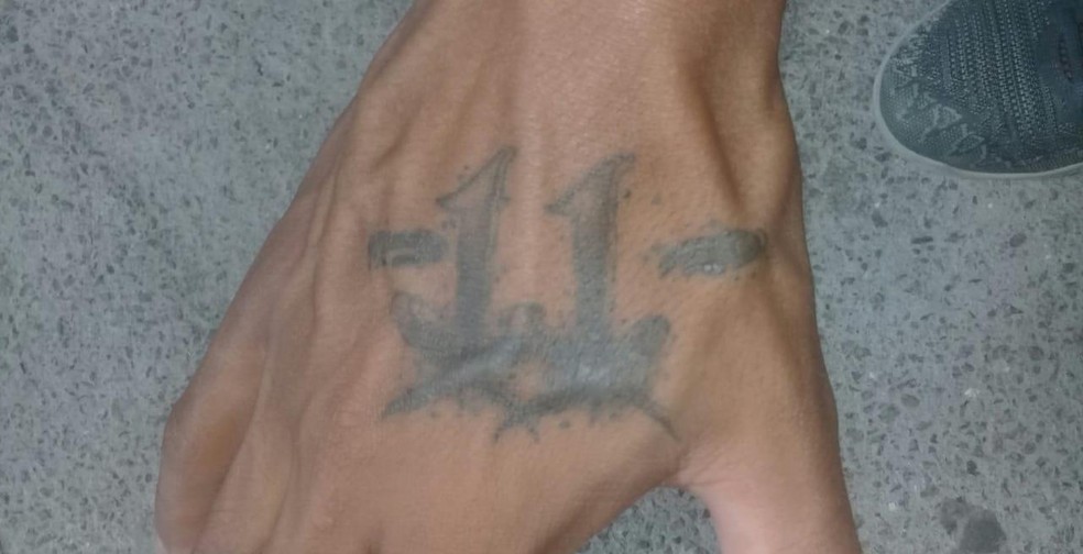 Vinícius Souza fez uma tatuagem em homenagem ao amigo que morreu com Covid-19, em Jundiaí (SP) — Foto: Arquivo Pessoal