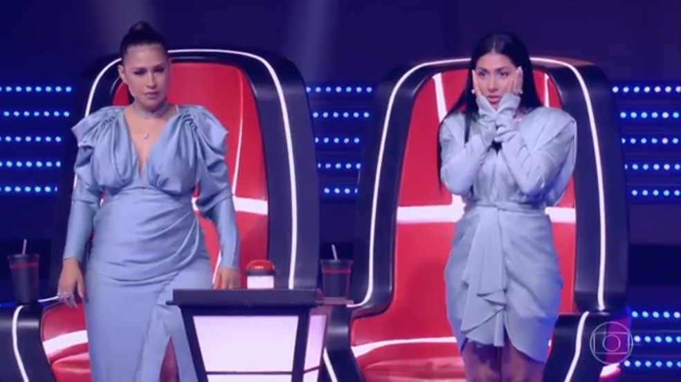 Simone & Simaria ficam de pé com apresentação de Hellen Sandy, no 'The Voice Kids' — Foto: Globo