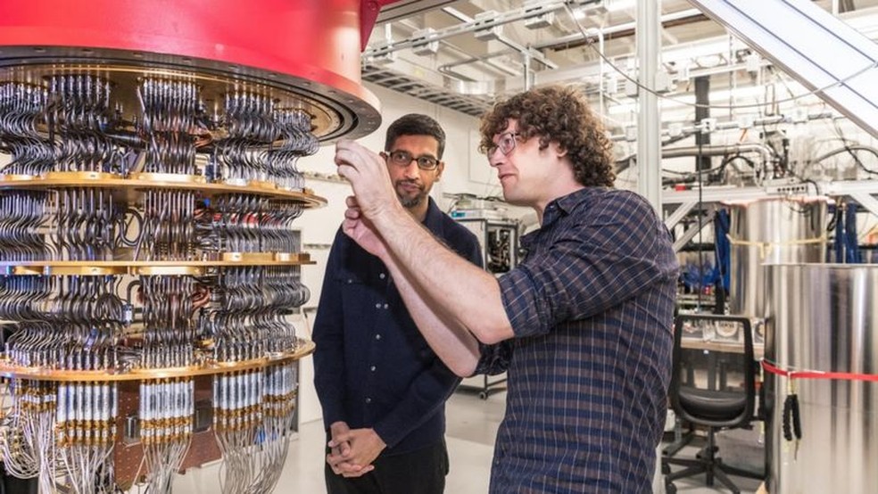 O cientista pesquisador sênior Daniel Sank mostra a Sundar Pichai, um dos computadores quânticos do laboratório do Google em Santa Bárbara — Foto: Google via BBC