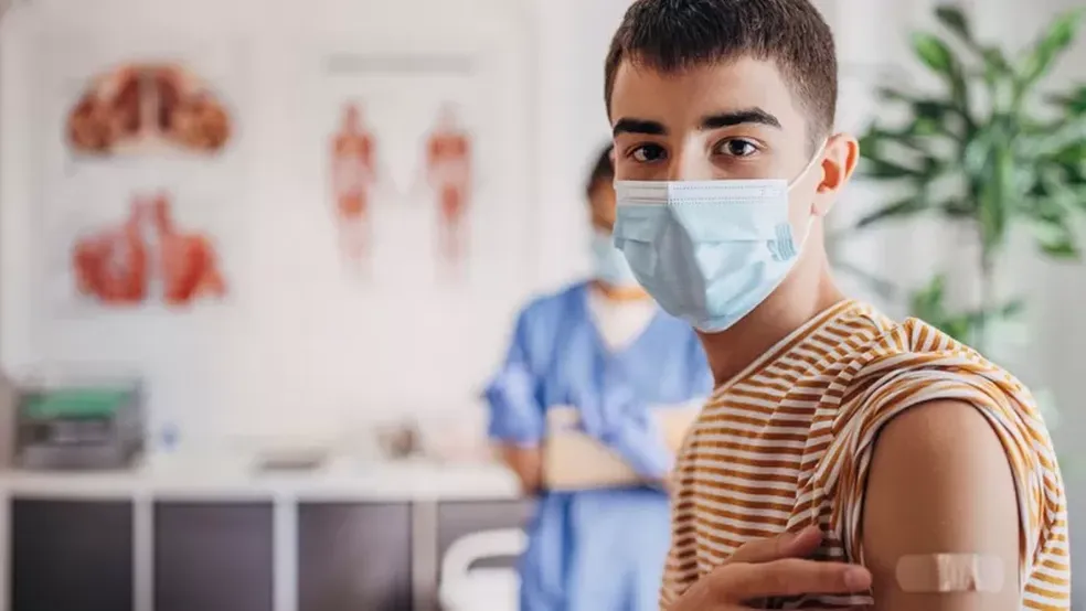 Educar jovens e seus pais sobre a importância da vacinação é essencial, diz Mônica Levi, diretora da Sociedade Brasileira de Imunizações. — Foto: South_Agency via Getty Images
