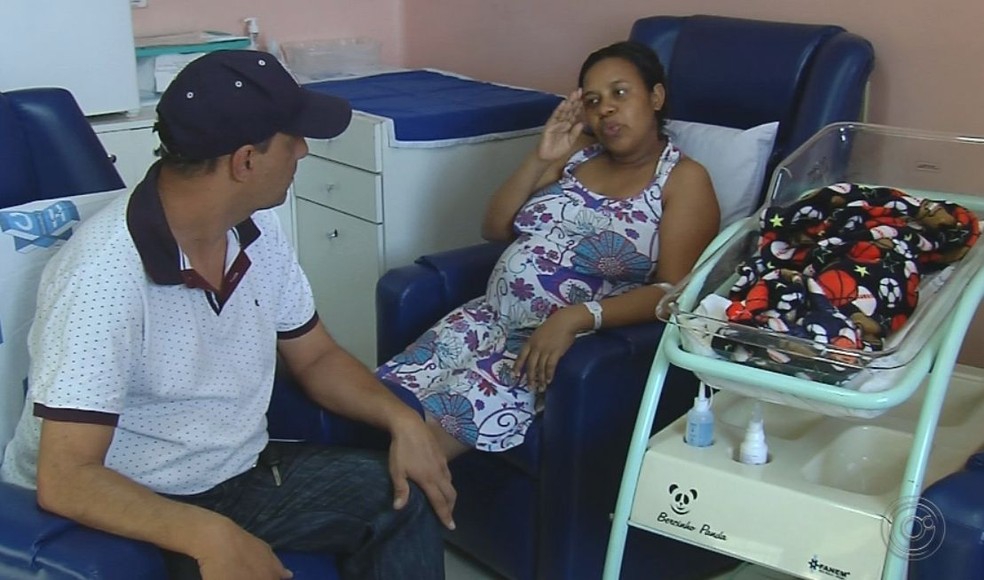Casal contou como foi a experiência do parto em Marília com a ajuda da intérprete  — Foto: TV TEM / Reprodução 