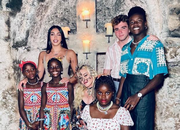 Madonna com os todos filhos (Foto: Reprodução/Instagram)