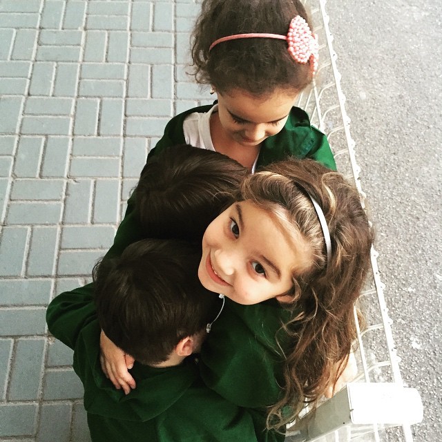 Olívia abraça os amigos: muito amor! (Foto: Reprodução/ Instagram)