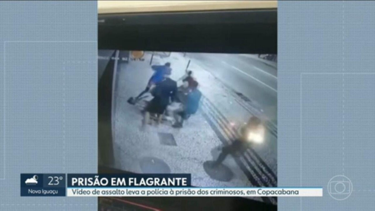 Polícia prende membros de grupo filmado assaltando e agredindo pedestres em Copacabana; vídeo mostra pisão na cabeça de vítima