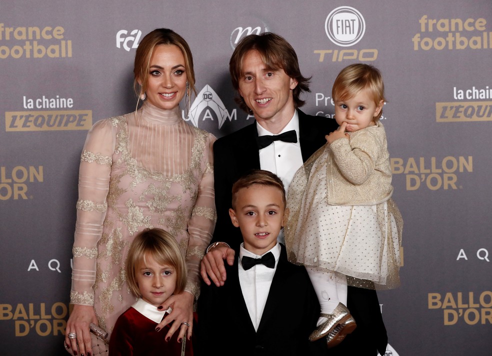 Modric e sua famÃ­lia na chegada Ã  cerimÃ´nia da Bola de Ouro â€” Foto: Reuters
