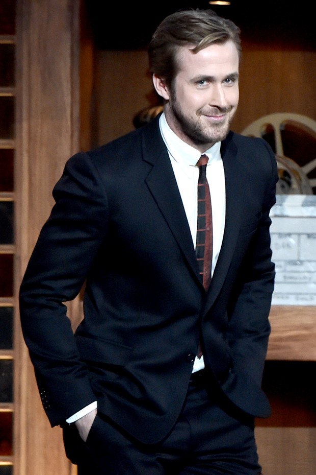 Ryan Gosling: destaque para a gravata que tira o costume do comum (Foto: Getty Images)
