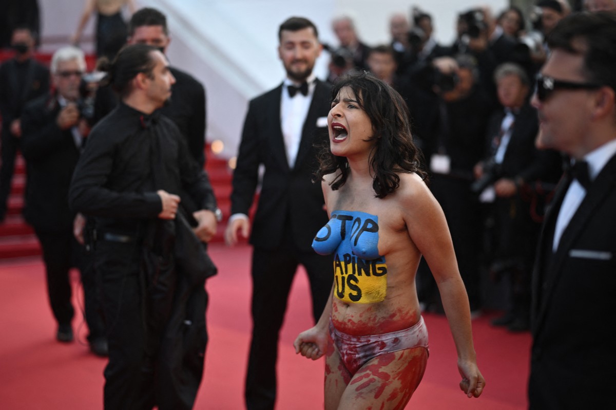 Mulher seminua invade tapete vermelho no Competition de Cannes 2022 em protesto a desire da Ucrânia