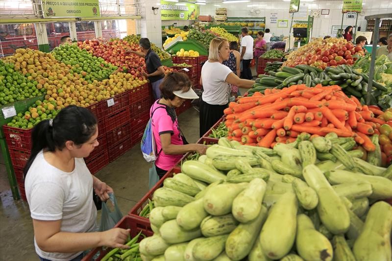 Preço do quilo de frutas e verduras dos sacolões de Curitiba sobe para R$ 3,69