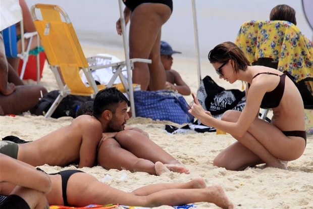 Tina Kunakey curte dia de praia com amigo no Rio de Janeiro (Foto: AgNews / AgNews)