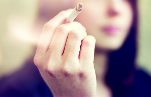 grávida fumante (Foto: Thinkstock)