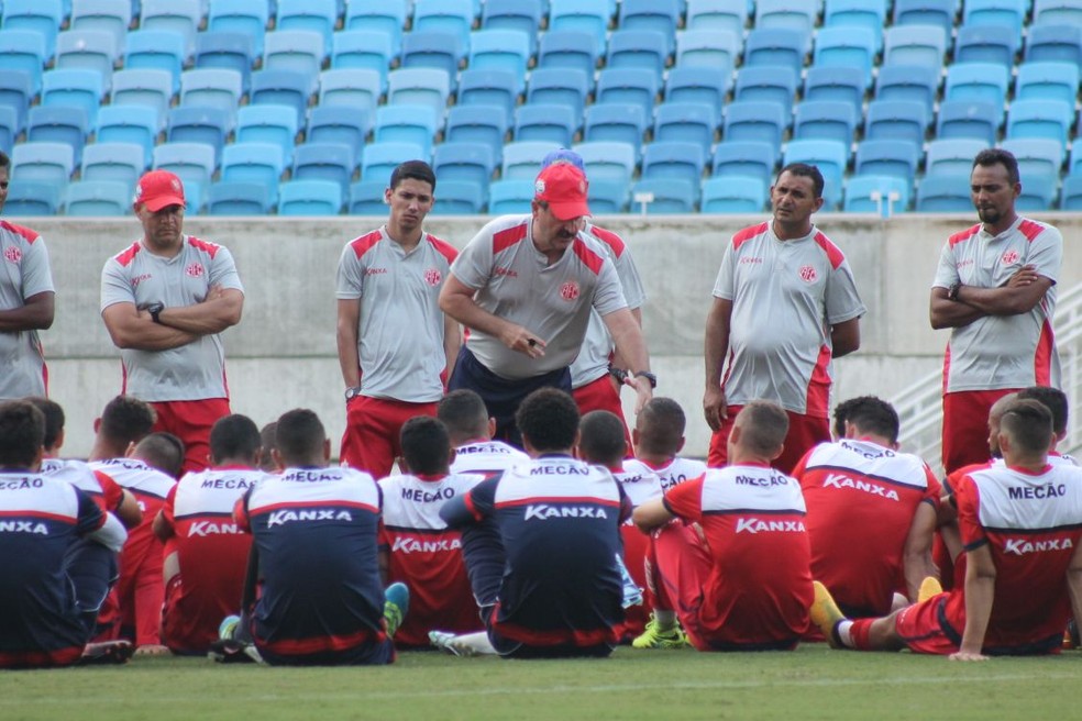 Leandro Campos conversou com o grupo de jogadores do América-RN antes do treino (Foto: Canindé Pereira/América FC)